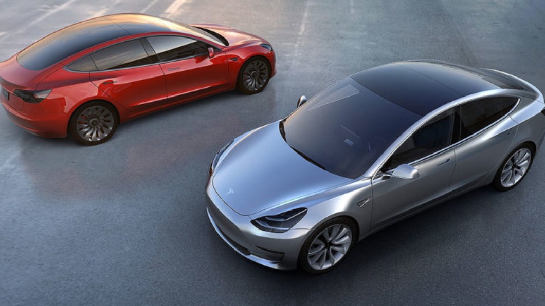 Tesla入門車型換成磷酸鐵鋰電池,在這次鎳價風波當中得以逃過一劫。(圖/翻攝自Tesla官網)