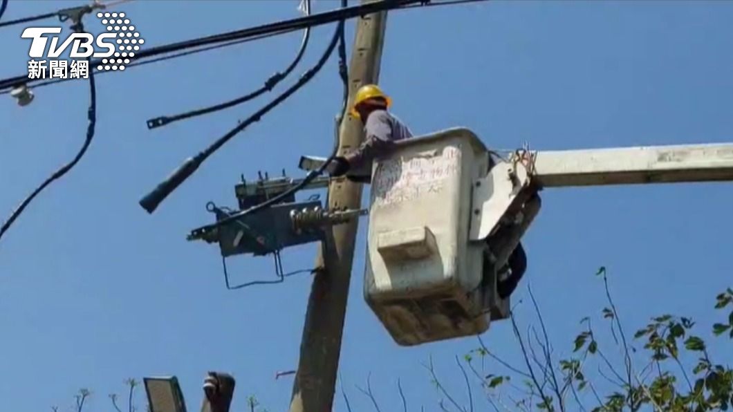 台電人員經評估需要斷電搶修。（圖／TVBS）