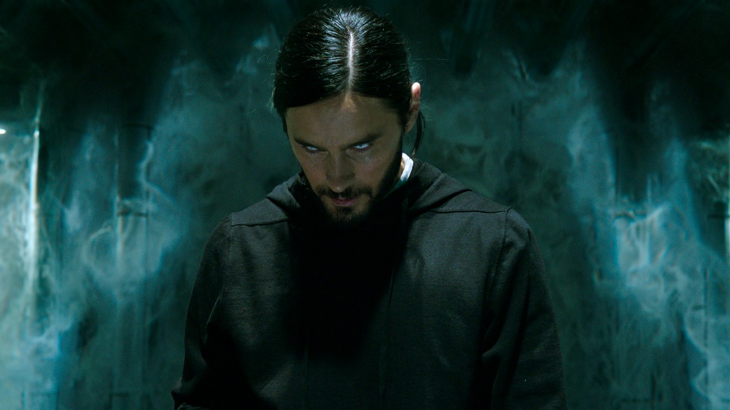 傑瑞德雷托(Jared Leto)飾演患有罕見血液疾病的醫生麥可魔比斯。(圖/索尼提供)
