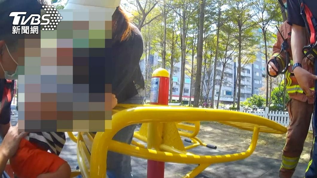 腿卡公園遊樂設施!3歲小男童崩潰大哭 消防「撐開」救