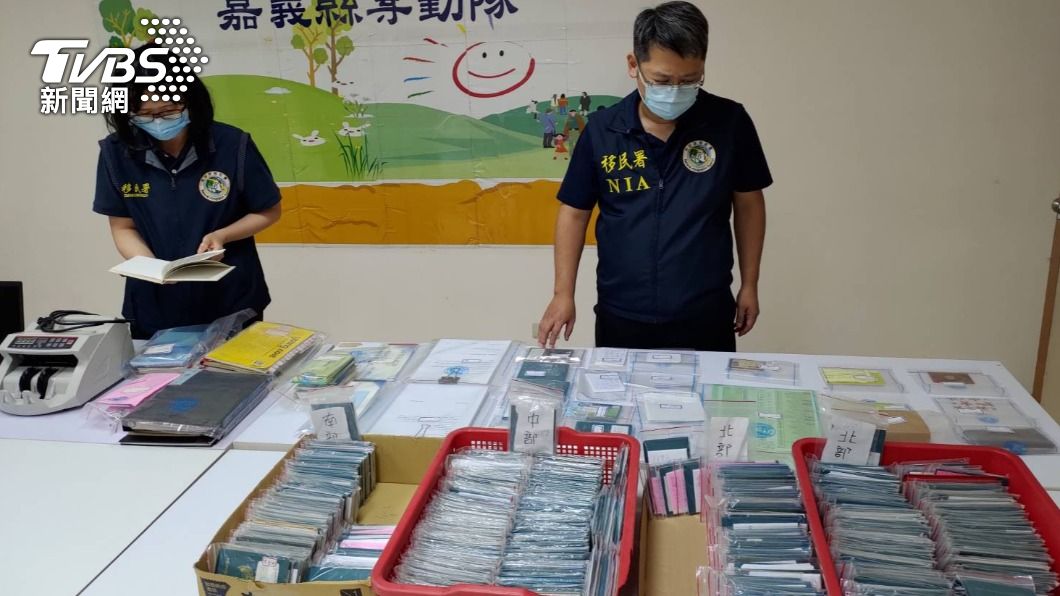 警方查獲300多本護照。（圖／TVBS）