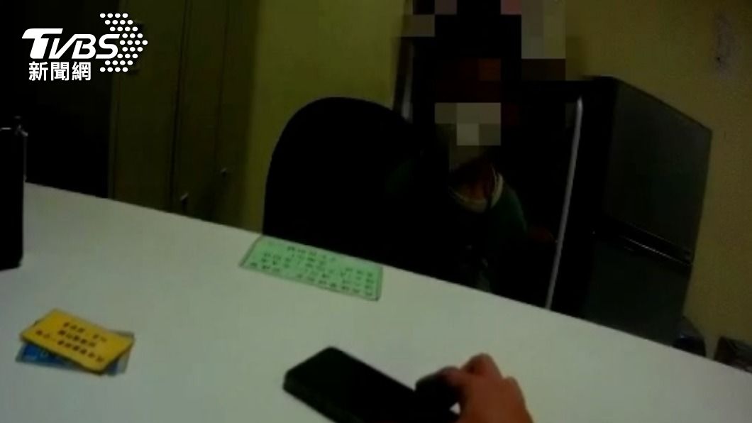 警方將男童帶回候勤室休息。(圖/TVBS)