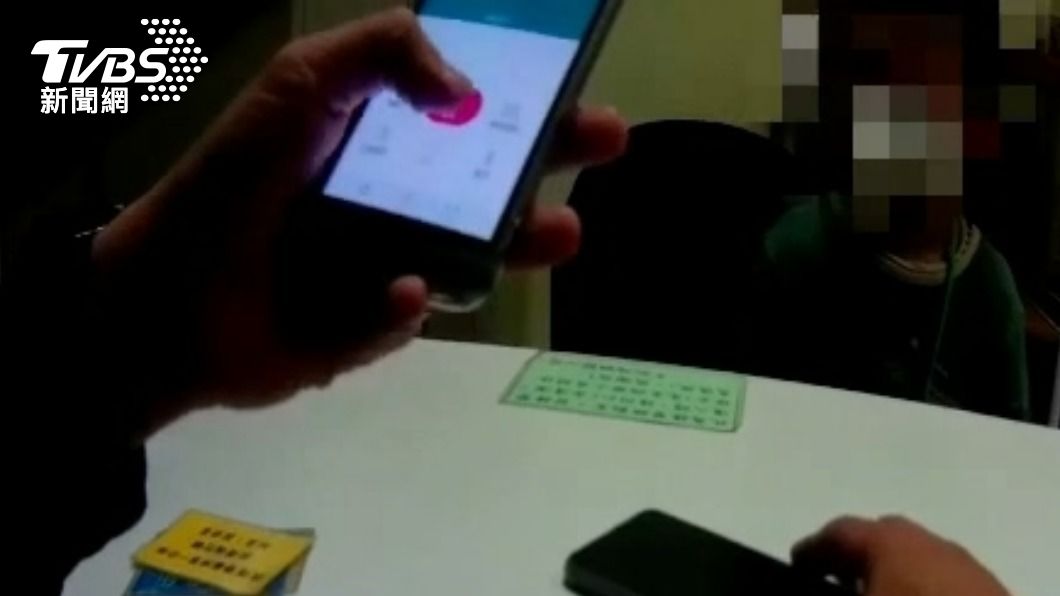 員警打電話聯繫男童父親。(圖/TVBS)