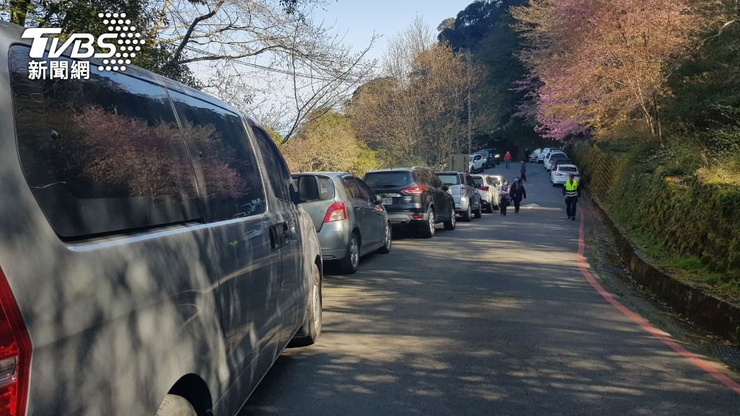 早上八點半就出現了車輛管制措施。(圖/翻攝自登峰造極雪霸之美臉書)