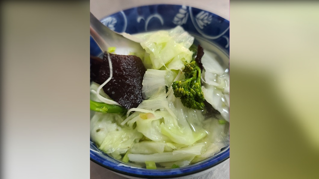 民眾揭開「隨便湯」的真相，原來就是蔬菜湯。（圖／翻攝自爆廢公社公開版臉書）
