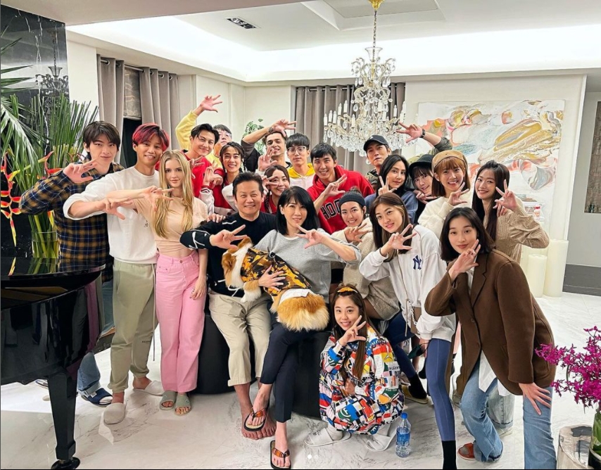 徐乃麟宴請紅隊成員。(圖/翻攝自kungfupoker IG)