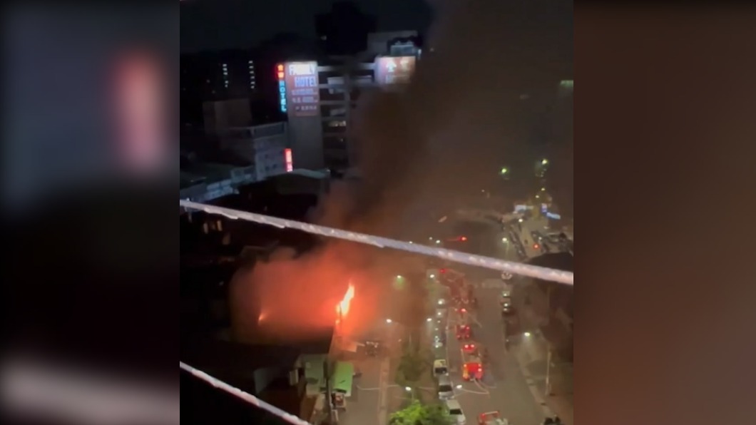 機車行暗夜火警!濃煙火舌狂竄 25輛電動自行車被燒毀