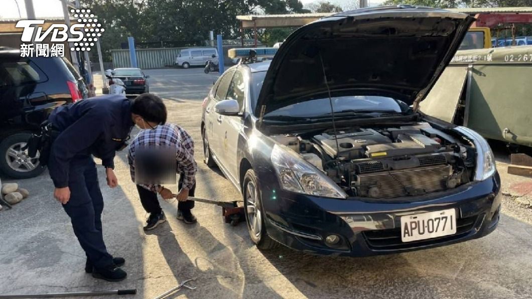貓咪愛玩「躲貓貓」先躲機車再藏巡邏車引擎室