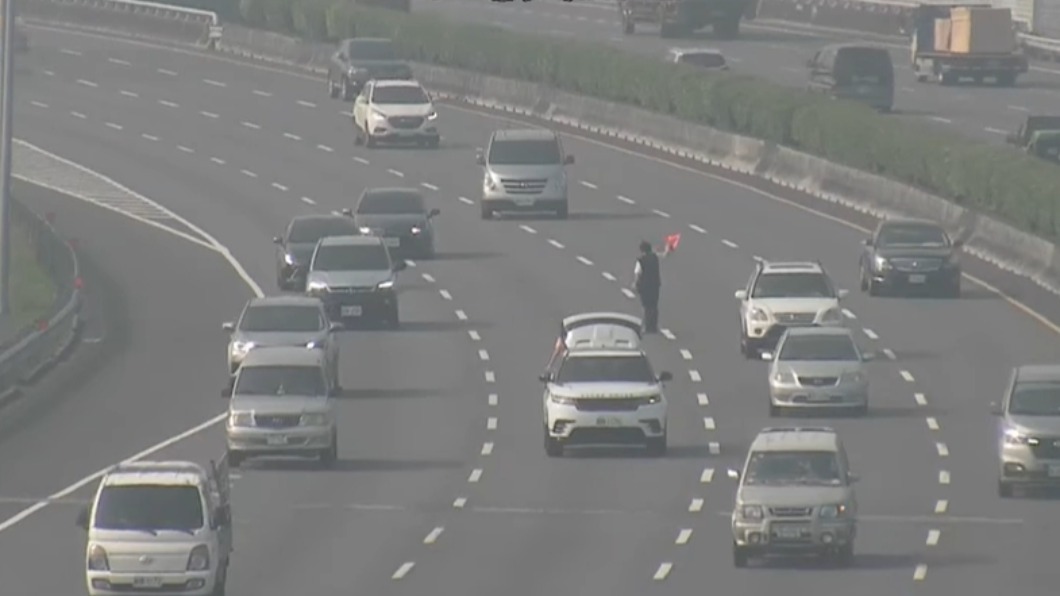 2人不斷揮手示意後方車輛。(圖/翻攝自爆料公社公開版)