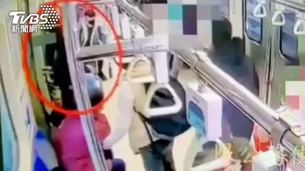 男友發現男乘客在偷拍女友。(圖/TVBS)