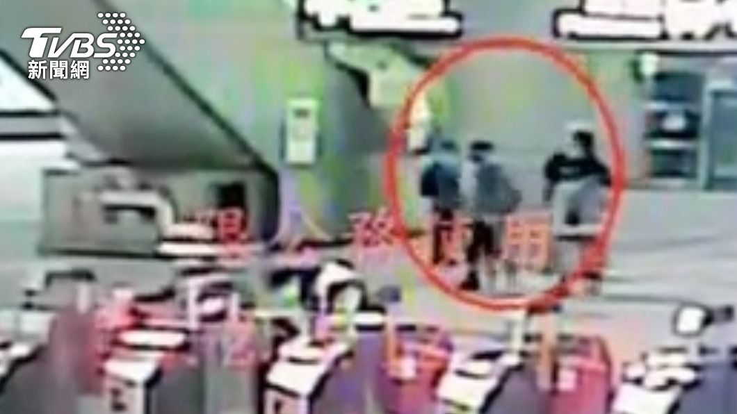 3人一起去找站務人員。(圖/TVBS)