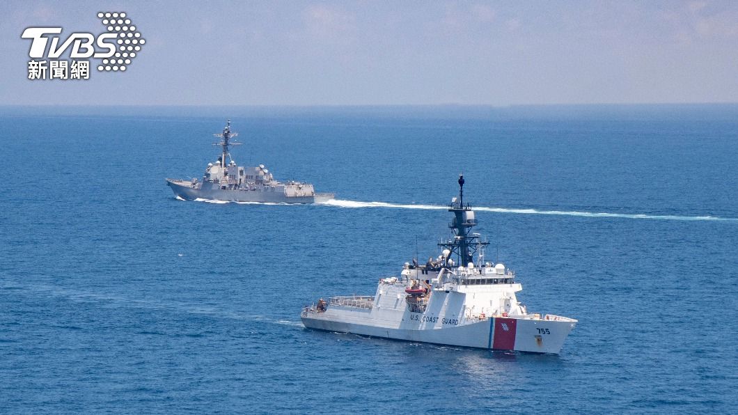 美國海軍軍艦通過台灣海峽。(圖/達志影像美聯社)