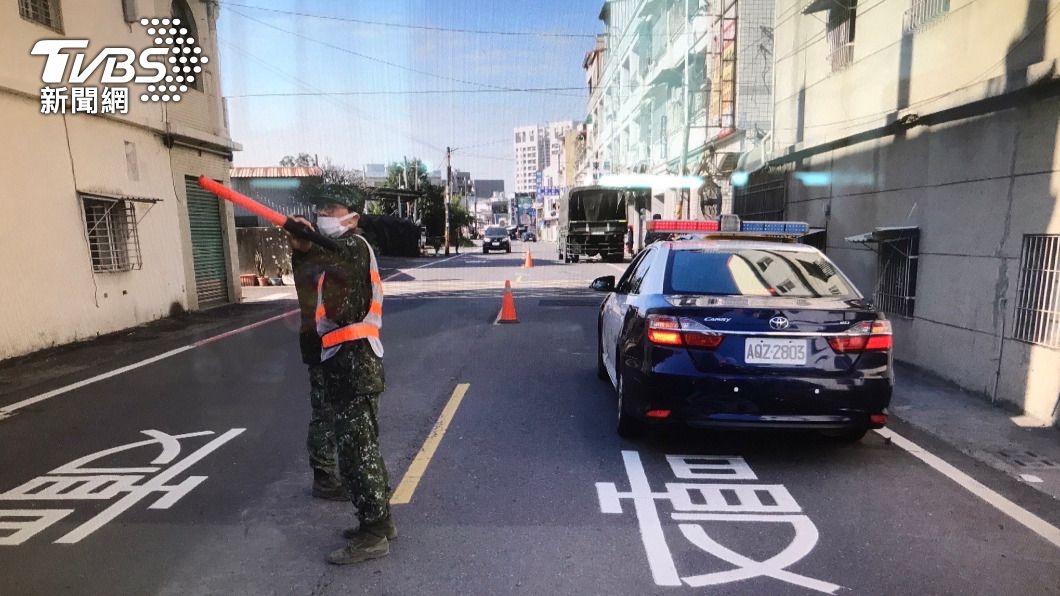 戰車撞電桿後又車禍!騎士疑路口未減速 遭國軍貨卡擦撞