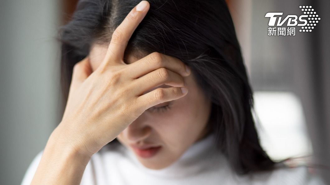 女性的身體構造雖然較能耐熱,但在高溫下活動也容易有頭暈的症狀。(示意圖/shutterstock達志影像)