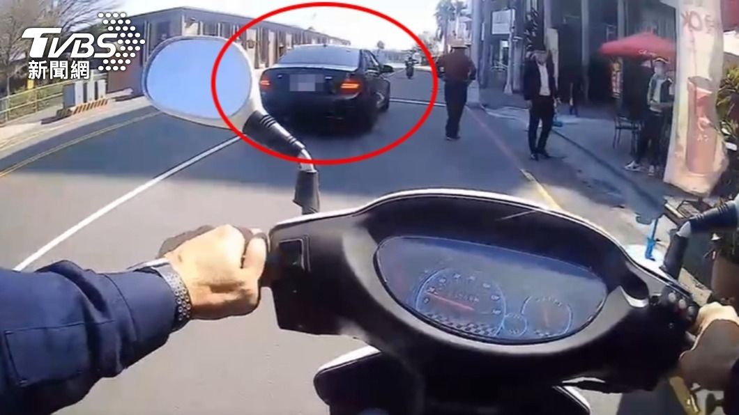 賓士車直接停在路中央。（圖／TVBS）