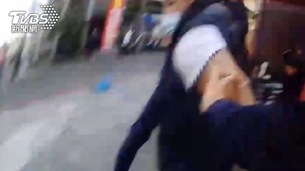 他一把將警察推開狂奔。（圖／TVBS）