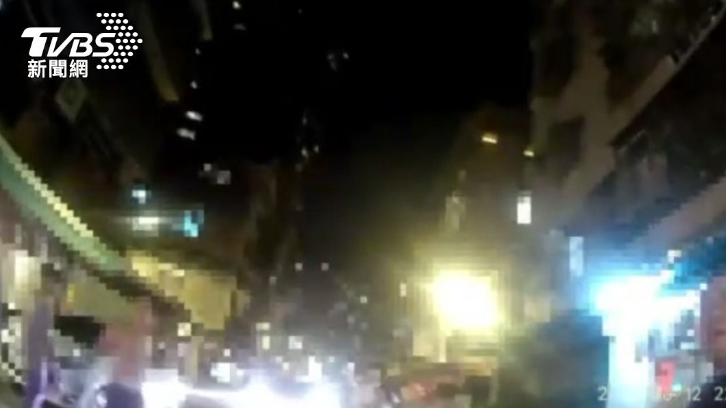 警方獲報之後趕到現場。(圖/TVBS)