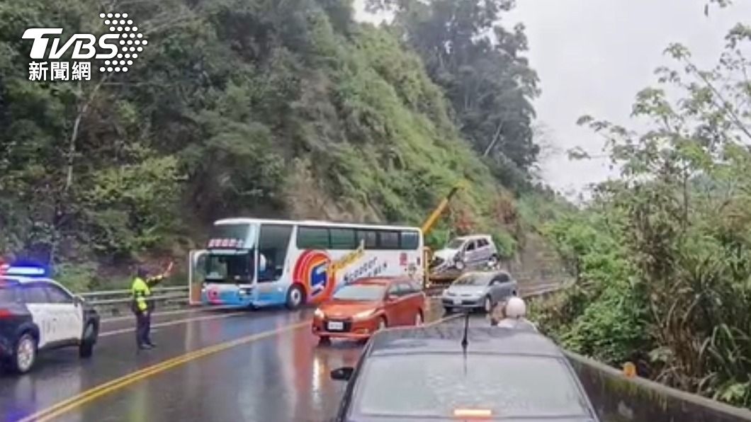 快訊/台東轎車過彎失控!撞30人遊覽車 駕駛傷重送醫
