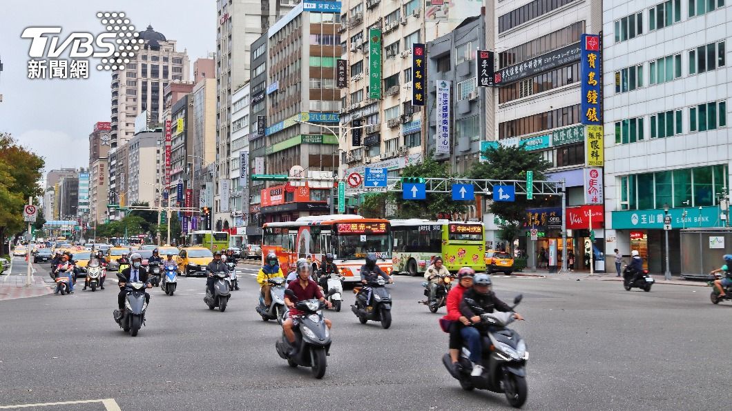行車上路要注意路況及自身安全，也千萬要遵守交通法規。（示意圖／shutterstock達志影像）