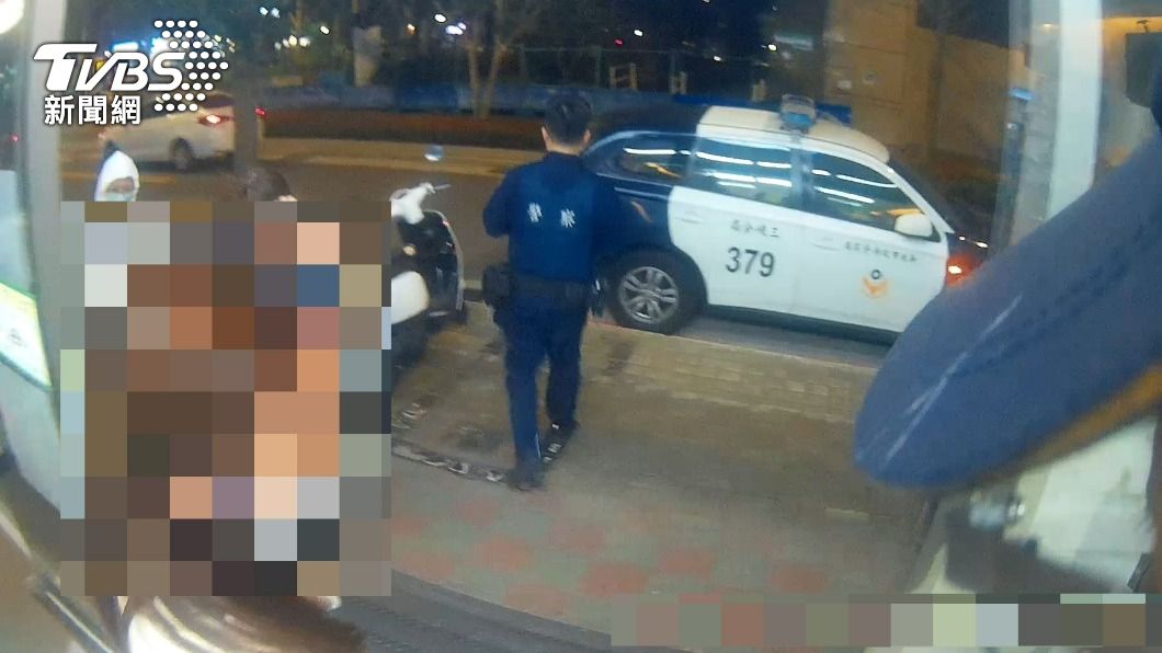 警方獲報趕到超商。（圖／TVBS）