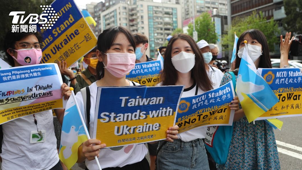 挺民主!台民間發起聲援烏大遊行 民眾不分國籍走上街頭