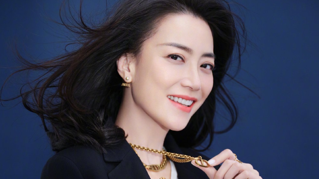 今年49歲的霍汶希被譽為娛樂圈中最美的「金牌經紀人」。（圖／翻攝自微博）