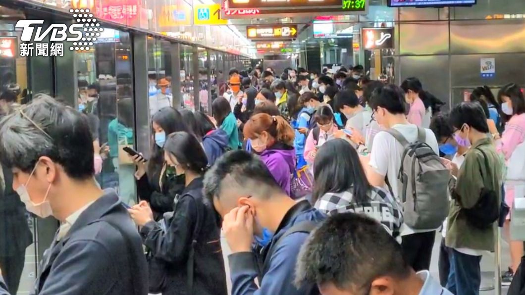 通勤族等待列車進站。（圖／高捷提供）