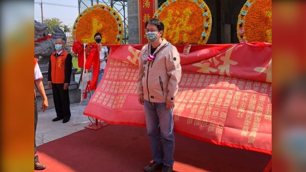 立委邱志偉幫黃彥毓站台。(圖/翻攝自邱志偉臉書)