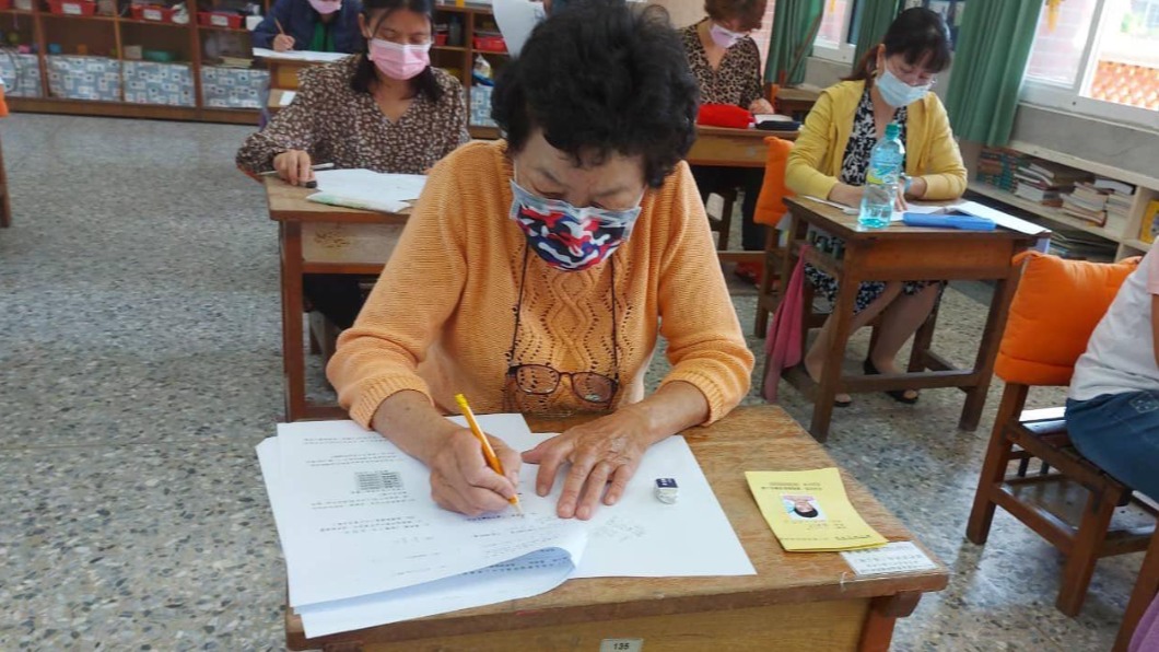 夢想當總鋪師!70歲嘉義嬤「苦讀上考場」獲國小學力圓夢