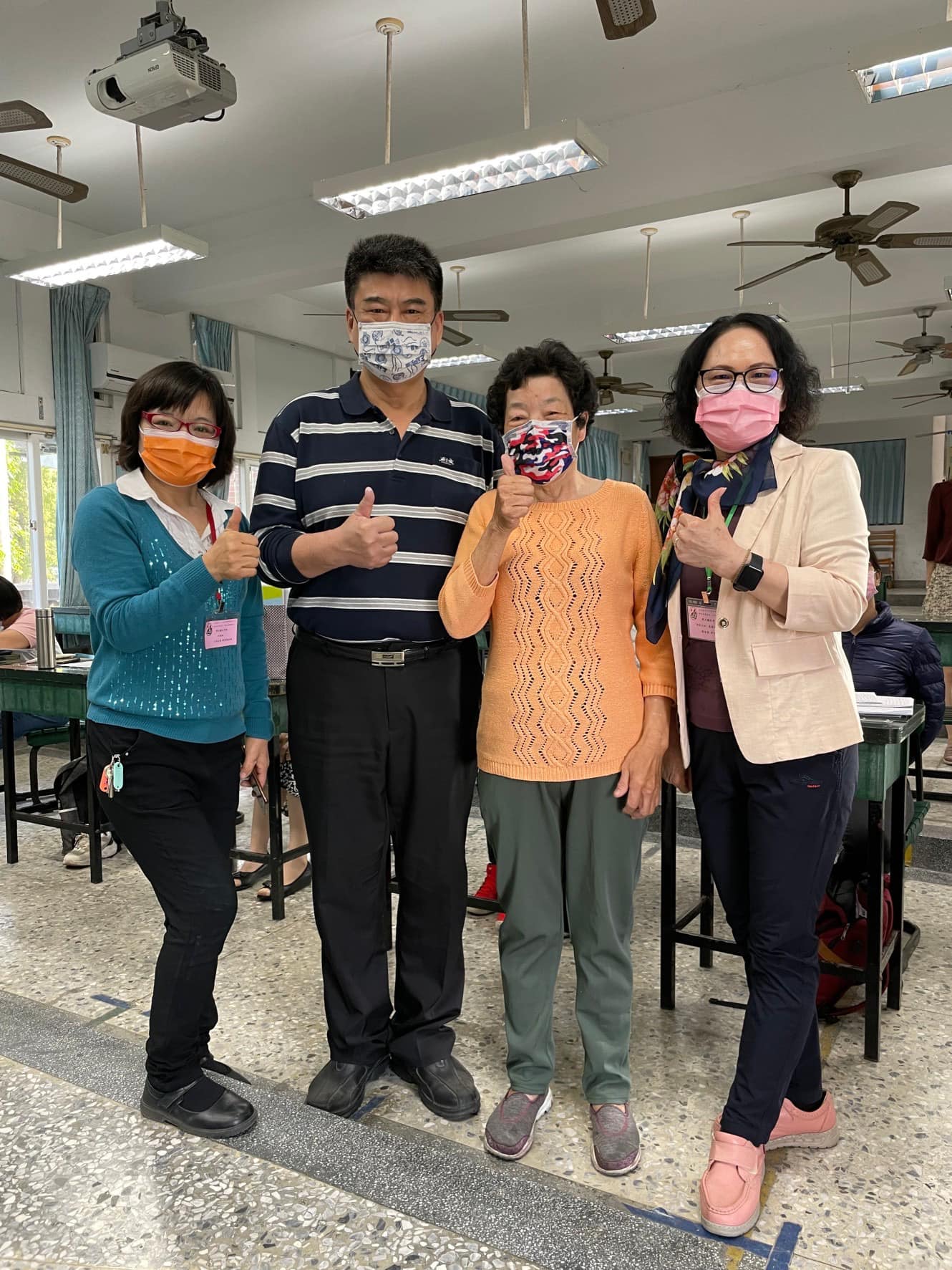 郭黃月美阿嬤(右2)夢想當一名總鋪師。(圖/翻攝自嘉義縣政府教育處臉書)