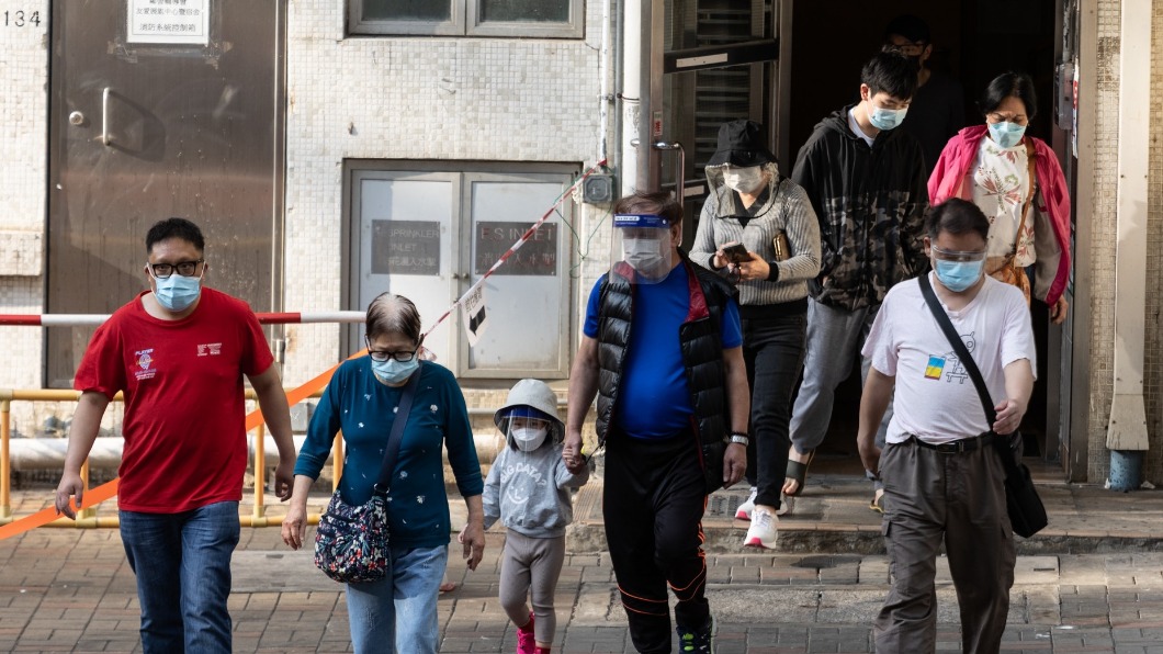 專家表示,疫情與居住環境擁擠有關係。(圖/香港01提供)