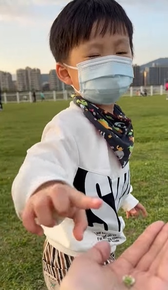 兒子送花給余苑綺。(圖/翻攝自余苑綺臉書)