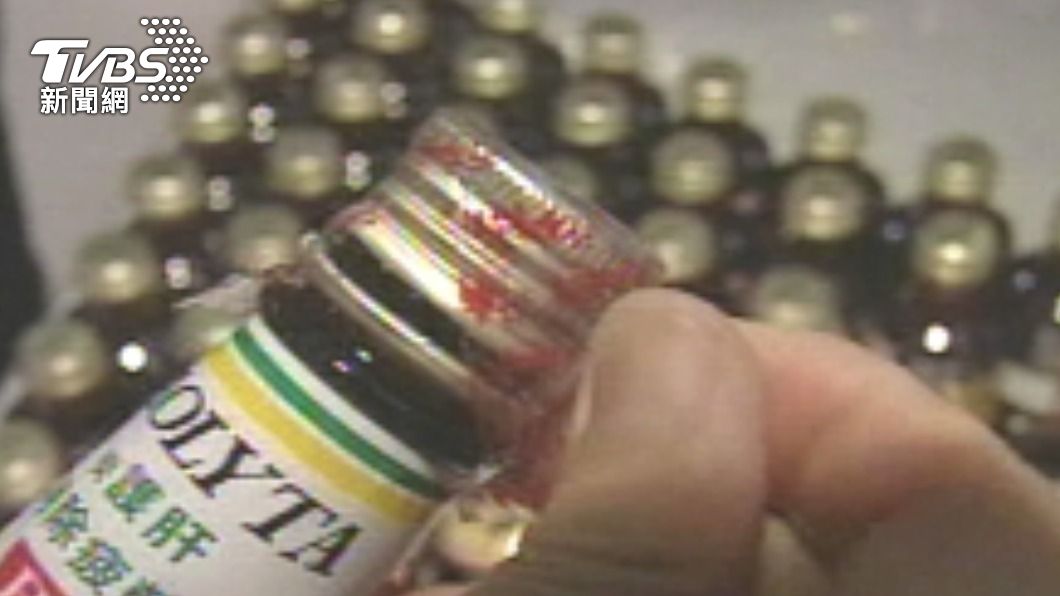 機能飲料重新上市後瓶口多加了封膜。（圖／TVBS資料畫面）