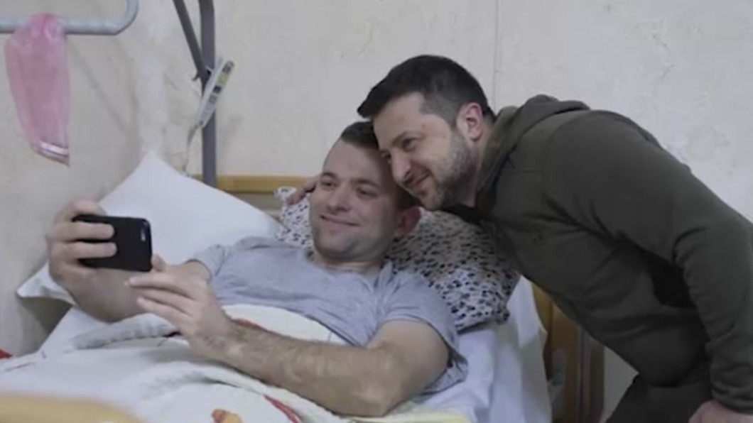 澤倫斯基和傷兵合影。(圖/翻攝自Zelenskiy official IG)