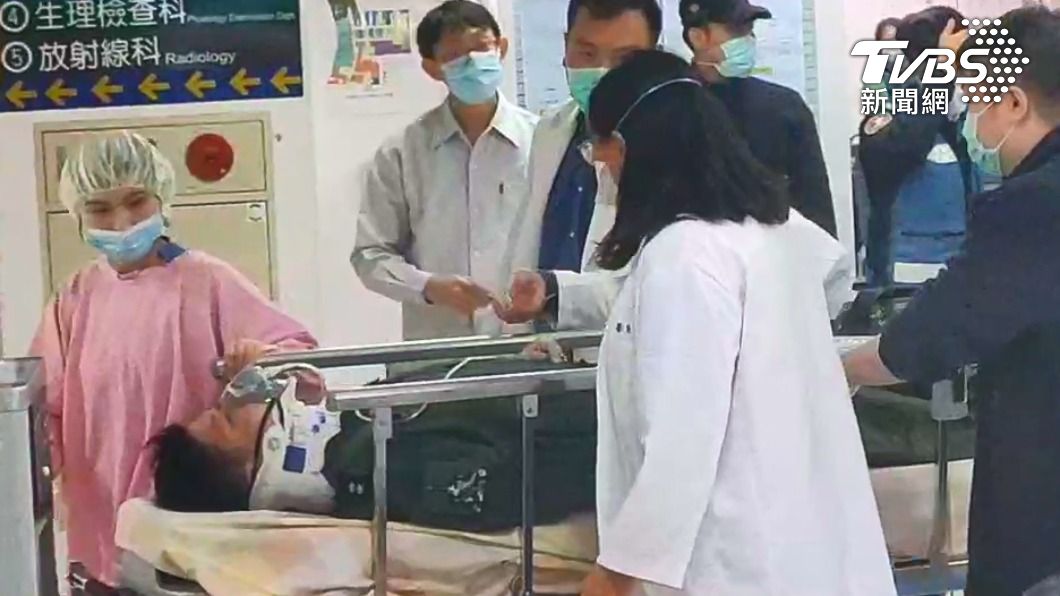 飛官黃重凱中校送醫。(圖/TVBS)