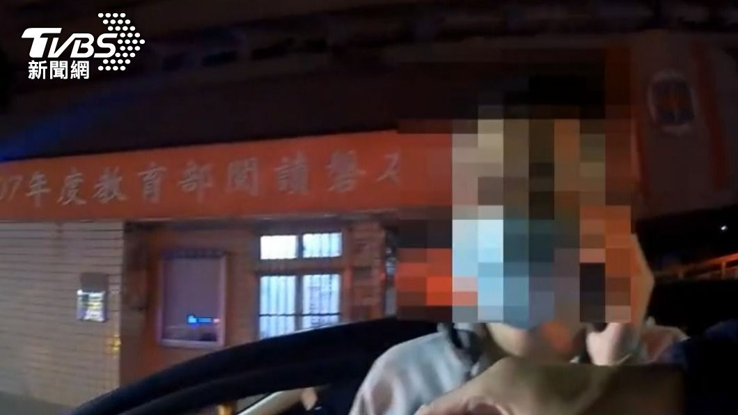 一見警就踩煞車！可疑駕駛車藏開山刀、改造槍枝、50子彈
