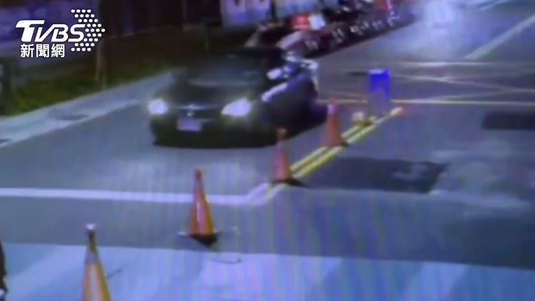 警方發現駕駛一看見警察就突然踩剎車。(圖/TVBS)