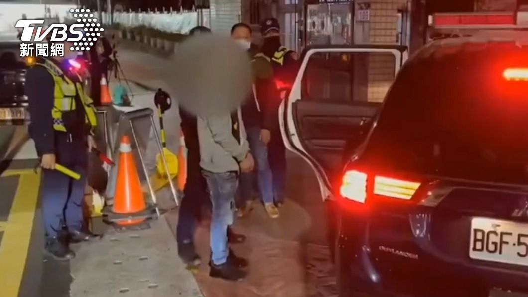 駕駛被員警帶回偵辦。(圖/TVBS)