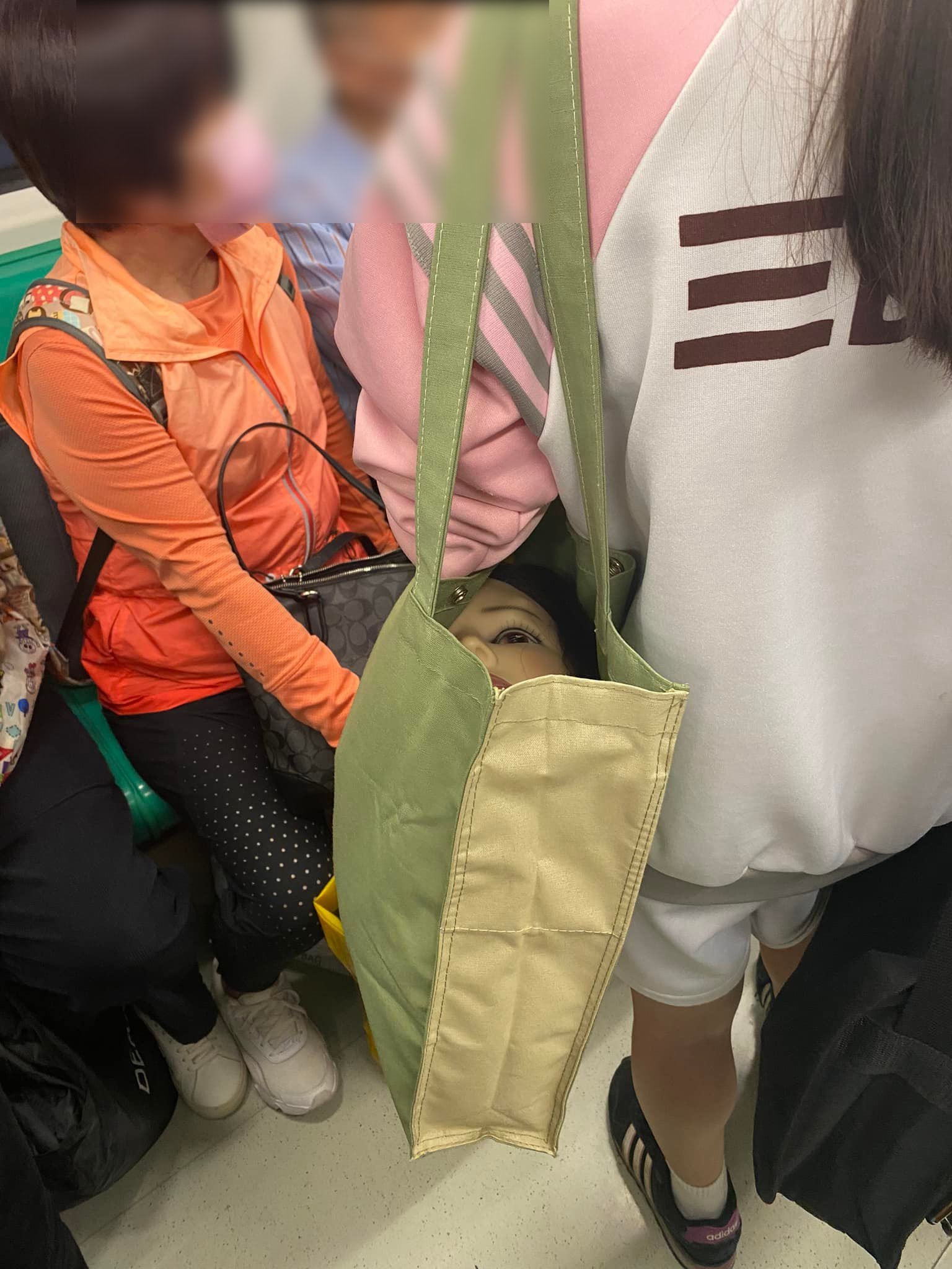 手提袋中出現恐怖視線。(圖/翻攝自爆廢公社)
