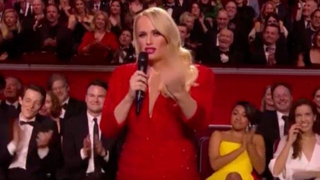 「胖艾美」瑞貝爾威爾森（Rebel Wilson）比中指。（圖／翻攝推特）
