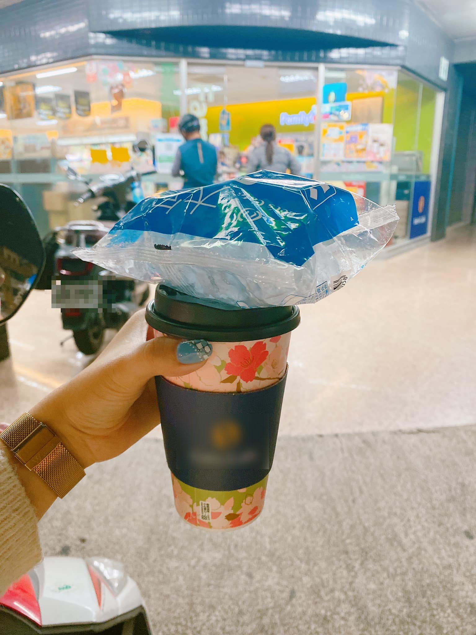 結帳時多喊一句「冰塊另外給」。(圖/翻攝自全家便利商店 / 7-11 超商新品&好物分享區)