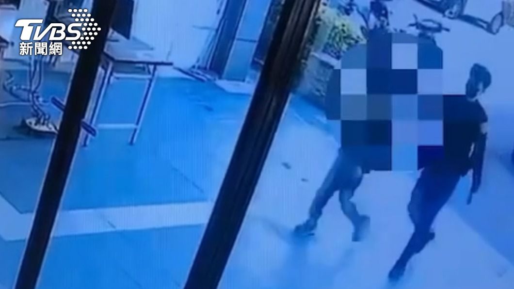 員警在華江橋附近找到男童。(圖/TVBS)
