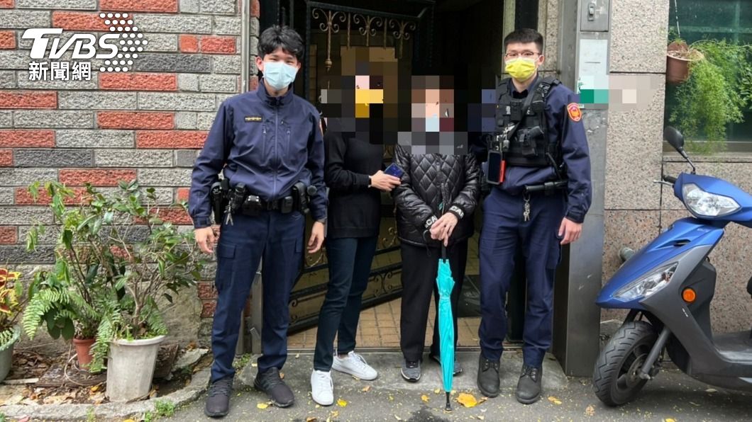 員警協助迷途婦人返家。(圖/TVBS)