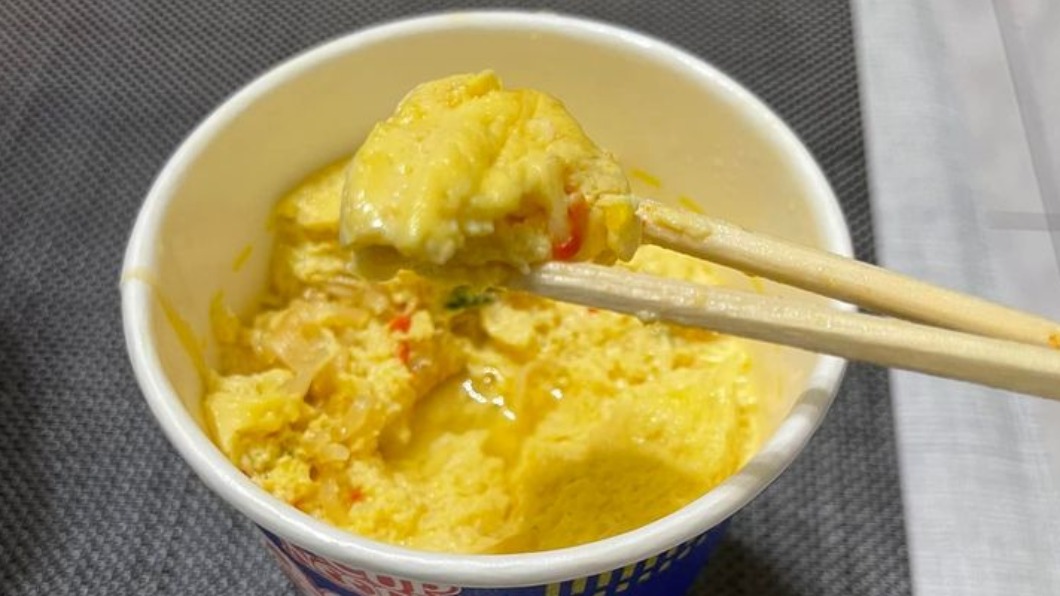 許多老饕都讚用泡麵勝的湯蒸蛋,美味又有飽足感。(圖/翻攝自臉書社團《爆廢公社二館》)