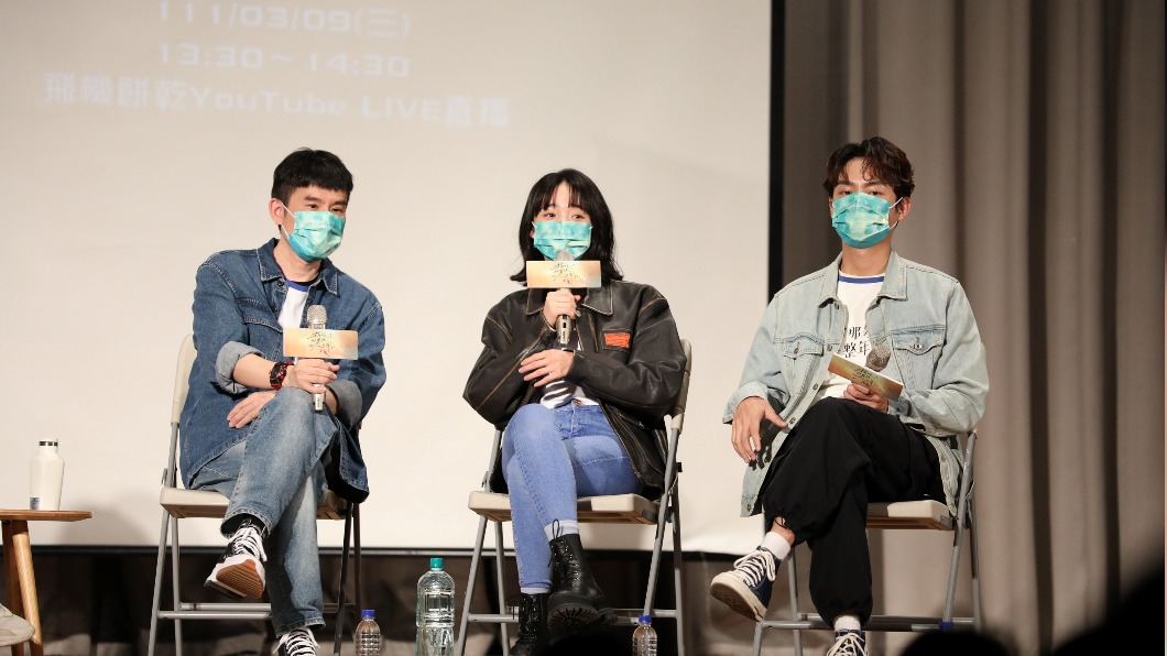 左起導演杜政哲與李沐、大鶴，前往普林斯頓育達高職校園座談活動。（圖／華映提供）
