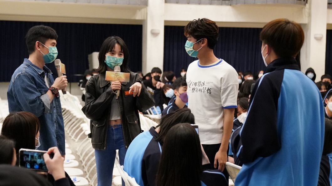 左起導演杜政哲與李沐、大鶴，與學生分享個人經驗。（圖／華映提供）