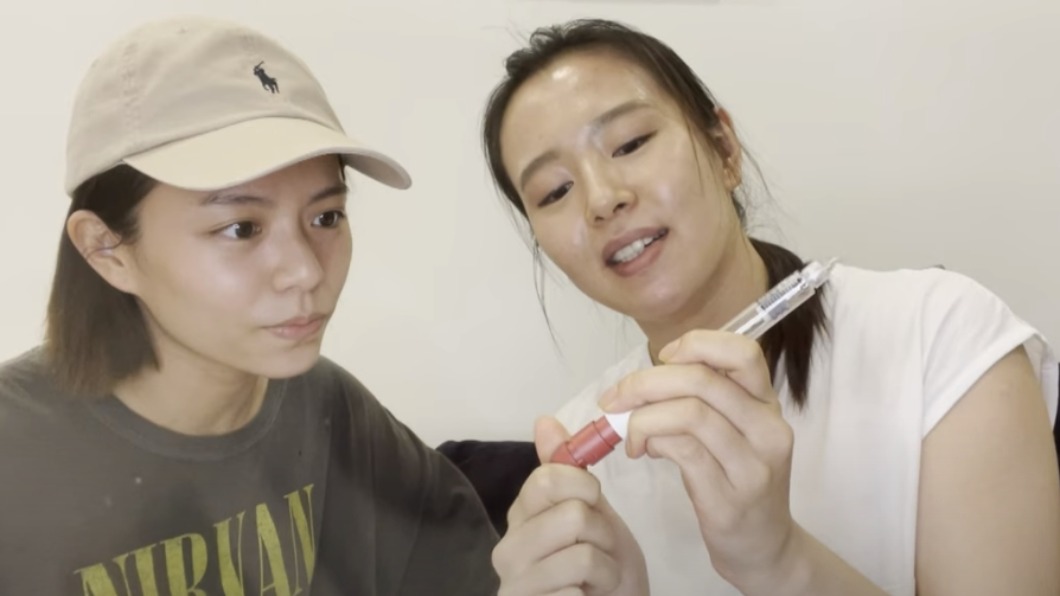 劉品言（右）邀請宋芸樺參與她的凍卵過程。（圖／翻攝自劉品言YouTube）