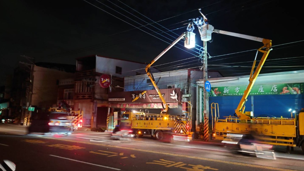 台電持續搶修電桿。（圖／台電提供）