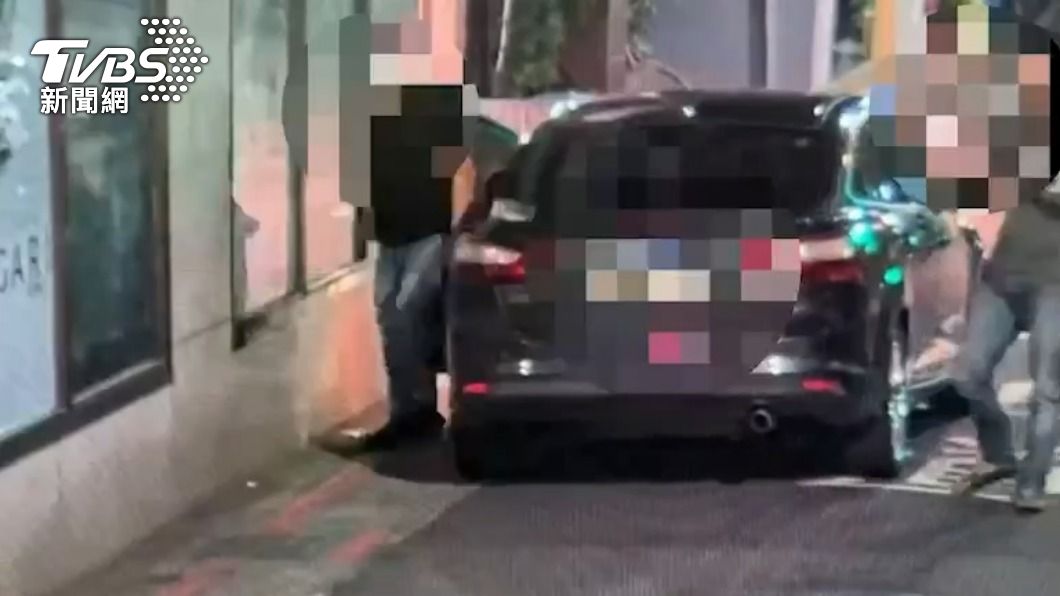 犯嫌和朋友在路上遇到死者,下車理論鬥毆。(圖/TVBS)