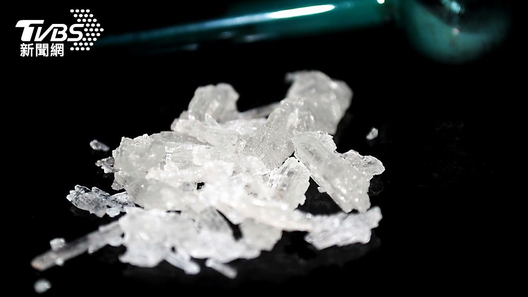 警方抵達後,男子交出兩包裝有水晶狀物體的小袋子。(示意圖/shutterstock 達志影像)